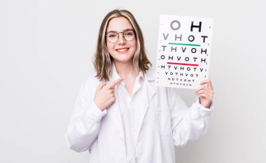 Oldukça beyaz bir kadın heyecanlı ve şaşırmış görünüyor. optik konsept