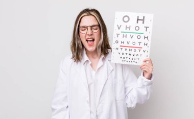 Oldukça beyaz bir kadın agresif bir şekilde bağırıyor, çok kızgın görünüyor. optik konsept