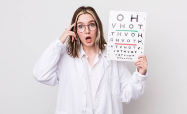 Kafkasyalı bir kadın şaşırmış görünüyor, yeni bir düşünce, fikir ya da konsept fark ediyor. optik konsept