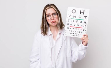 Kafkasyalı bir kadın üzgün ve mızmızlanıyor. Mutsuz bir bakışı var ve ağlıyor. optik konsept