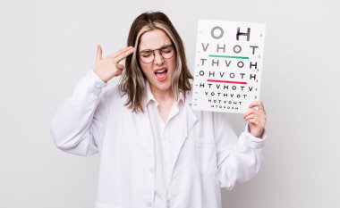 Oldukça beyaz bir kadın mutsuz ve stresli görünüyor, intihar jesti silah işareti yapıyor. optik konsept