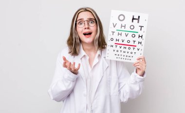 Kafkasyalı bir kadın umutsuz, sinirli ve stresli görünüyor. optik konsept