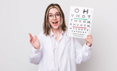 Kafkasyalı bir kadın kendini mutlu hissediyordu. Bir çözüm ya da fikir bulduğuna şaşırmıştı. optik konsept