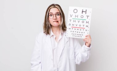 Kafası karışmış ve kafası karışmış beyaz bir kadın. optik konsept