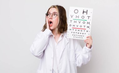 Kafkasyalı bir kadın mutlu, heyecanlı ve şaşırmış hissediyor. optik konsept