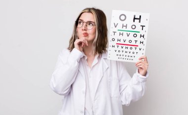 Kafkasyalı bir kadın düşünüyor, kuşkulu ve şaşkın hissediyor. optik konsept