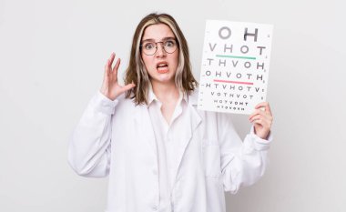 Güzel, beyaz bir kadın ellerini havaya kaldırarak çığlık atıyor. optik konsept