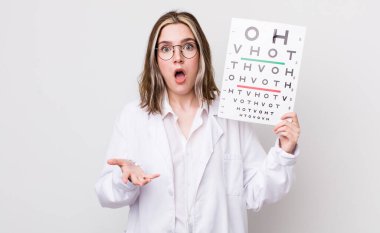 Kafkasyalı bir kadın son derece şaşırmış ve şok olmuş hissediyor. optik konsept