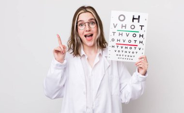 Kafkasyalı bir kadın bir fikri fark ettikten sonra mutlu ve heyecanlı bir dahi gibi hissediyor. optik konsept