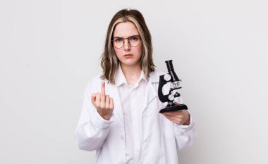 Kafkasyalı bir kadın kızgın, sinirli, asi ve agresif hissediyor. Mikroskop konseptine sahip bilim adamı