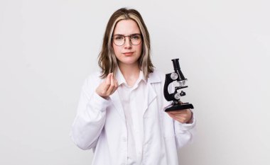 Kafkasyalı güzel bir kadın kapiş ya da para hareketi yapıyor, sana ödemeni söylüyor. Mikroskop konseptine sahip bilim adamı