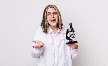 Kafkasyalı bir kadın umutsuz, sinirli ve stresli görünüyor. Mikroskop konseptine sahip bilim adamı