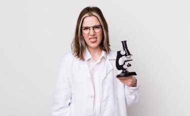 Kafkasyalı bir kadın iğreniyor, sinirleniyor ve dili dışarı çıkıyor. Mikroskop konseptine sahip bilim adamı