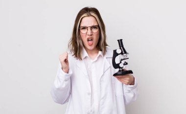 Kafkas bir kadın sinirli bir ifadeyle agresif bir şekilde bağırıyor. Mikroskop konseptine sahip bilim adamı