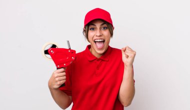 Oldukça İspanyol bir kadın şoke olmuş, gülüyor ve başarıyı kutluyor. paketleyici kavramı