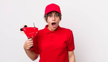 Güzel İspanyol kadın çok şaşırmış ya da şaşkın görünüyor. paketleyici kavramı