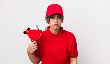 Güzel İspanyol bir kadın üzgün ve mızmızlanıyor. Mutsuz bir bakışı var ve ağlıyor. paketleyici kavramı