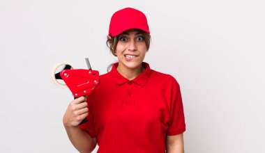 Şaşkın ve şaşkın görünen güzel İspanyol kadın. paketleyici kavramı