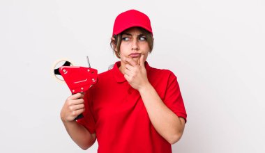 Düşünen, kuşkucu ve kafası karışık bir İspanyol kadın. paketleyici kavramı