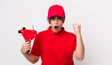 Kızgın bir ifadeyle saldırganca bağıran oldukça İspanyol bir kadın. paketleyici kavramı