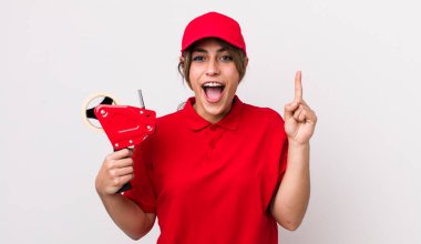 Güzel İspanyol bir kadın bir fikri fark ettikten sonra mutlu ve heyecanlı bir dahi gibi hissediyor. paketleyici kavramı