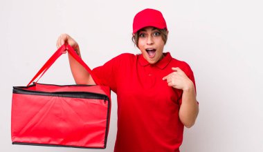 Güzel İspanyol bir kadın mutlu hissediyor ve heyecanla kendini işaret ediyor. Pizza dağıtımı kavramı