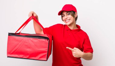 Güzel İspanyol kadın neşeyle gülümsüyor, mutlu hissediyor ve bir tarafı işaret ediyor. Pizza dağıtımı kavramı