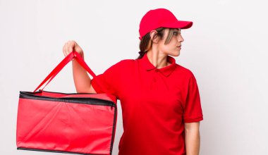 Profil görünümlü güzel İspanyol kadın hayal kuruyor, hayal kuruyor ya da hayal kuruyor. Pizza dağıtımı kavramı