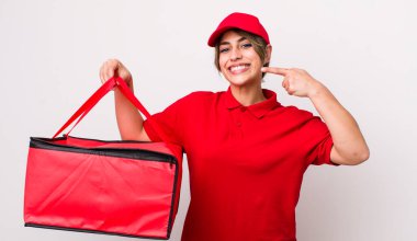 Güzel, İspanyol bir kadın, kendine güvenerek kendi gülüşünü işaret ediyor. Pizza dağıtımı kavramı