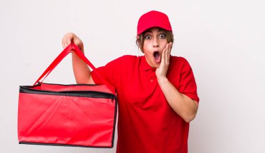 Oldukça İspanyol bir kadın şok olmuş ve korkmuş hissediyor. Pizza dağıtımı kavramı