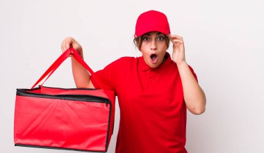 Yeni bir düşünce, fikir ya da konsept edinen oldukça İspanyol bir kadın şaşırmış görünüyor. Pizza dağıtımı kavramı