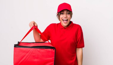 Güzel İspanyol kadın mutlu ve hoş bir şekilde şaşırmış görünüyor. Pizza dağıtımı kavramı