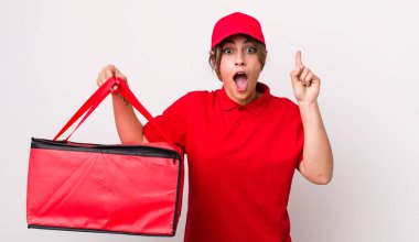 Güzel İspanyol bir kadın bir fikri fark ettikten sonra mutlu ve heyecanlı bir dahi gibi hissediyor. Pizza dağıtımı kavramı