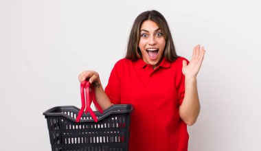 Oldukça İspanyol bir kadın kendini mutlu hissediyor ve inanılmaz bir şeye hayret ediyor. boş alışveriş sepeti kavramı