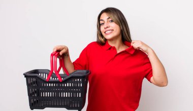 Oldukça İspanyol bir kadın stresli, endişeli, yorgun ve hayal kırıklığına uğramış hissediyor. boş alışveriş sepeti kavramı