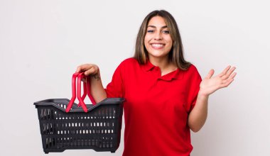 Oldukça İspanyol bir kadın mutlu hissediyor, bir çözüm ya da fikir bulduğuna şaşırıyor. boş alışveriş sepeti kavramı