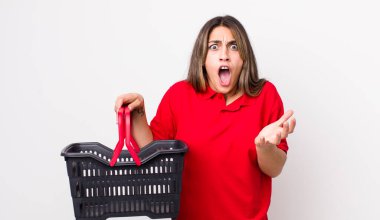 Tatlı İspanyol kadın umutsuz, sinirli ve stresli görünüyor. boş alışveriş sepeti kavramı