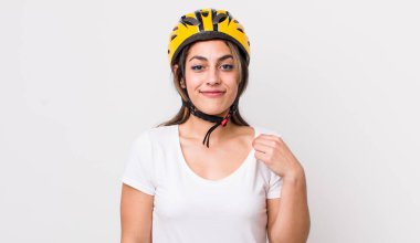 Güzel İspanyol bir kadın kibirli, başarılı, pozitif ve gururlu görünüyor. bisiklet konsepti