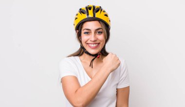 Güzel İspanyol bir kadın kendini mutlu hissediyor ve bir meydan okumayla yüzleşiyor ya da kutluyor. bisiklet konsepti