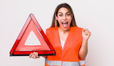 Oldukça İspanyol bir kadın şoke olmuş, gülüyor ve başarıyı kutluyor. araba üçgeni kavramı