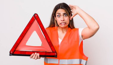 Oldukça İspanyol bir kadın stresli, endişeli ya da korkmuş, elleri başının üstünde. araba üçgeni kavramı