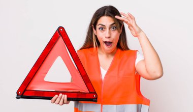 Oldukça İspanyol bir kadın mutlu, şaşkın ve şaşırmış görünüyor. araba üçgeni kavramı