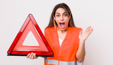 Oldukça İspanyol bir kadın kendini mutlu hissediyor ve inanılmaz bir şeye hayret ediyor. araba üçgeni kavramı