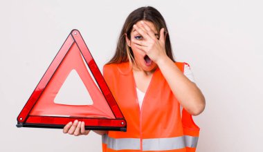 Güzel İspanyol kadın şok olmuş, korkmuş ya da korkmuş görünüyor. Yüzü elle kapatılmış. araba üçgeni kavramı