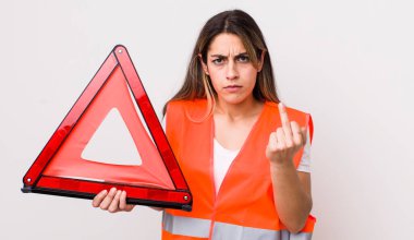 Oldukça İspanyol bir kadın kızgın, sinirli, asi ve agresif hissediyor. araba üçgeni kavramı