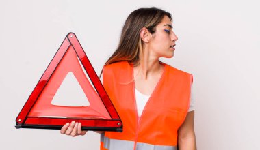 Profil görünümlü güzel İspanyol kadın hayal kuruyor, hayal kuruyor ya da hayal kuruyor. araba üçgeni kavramı