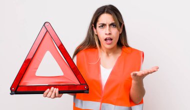 Güzel, İspanyol bir kadın sinirli, sinirli ve sinirli görünüyor. araba üçgeni kavramı