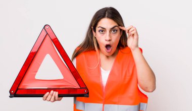 Yeni bir düşünce, fikir ya da konsept edinen oldukça İspanyol bir kadın şaşırmış görünüyor. araba üçgeni kavramı