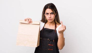 Oldukça İspanyol bir kadın kızgın, sinirli, asi ve agresif hissediyor. teslimat ve paket konsepti