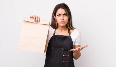 Güzel, İspanyol bir kadın sinirli, sinirli ve sinirli görünüyor. teslimat ve paket konsepti